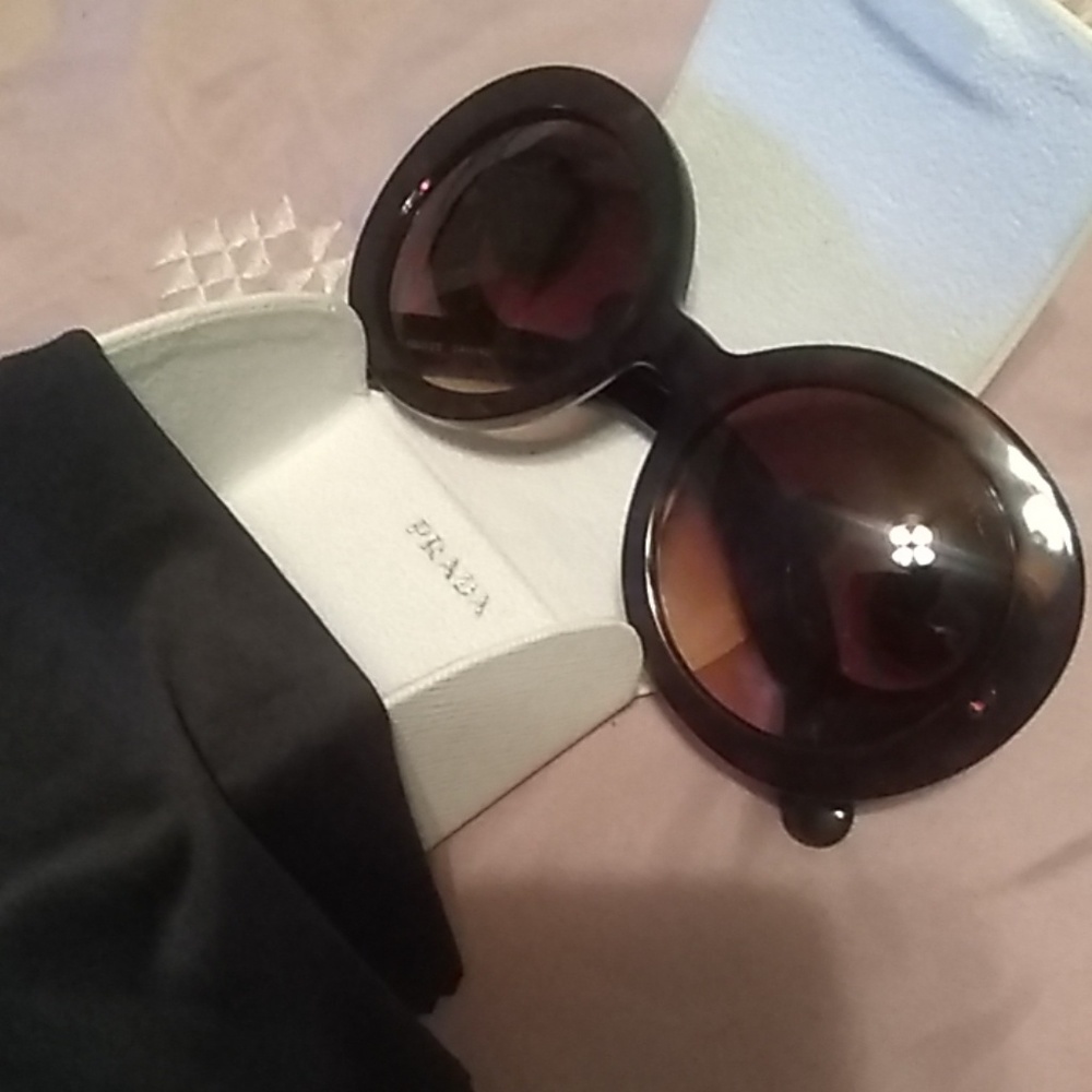 Prada sunglasses only wore them twice